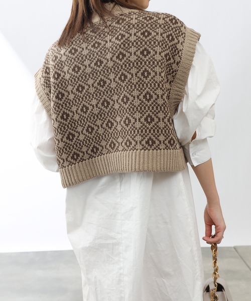 COLONY 2139（コロニートゥーワンスリーナイン）の「バルキージャガードニットハイネックベスト（ベスト・レディース・グリーン/ベージュ/ブラウン/ブラック・FREE）」の21枚目の写真