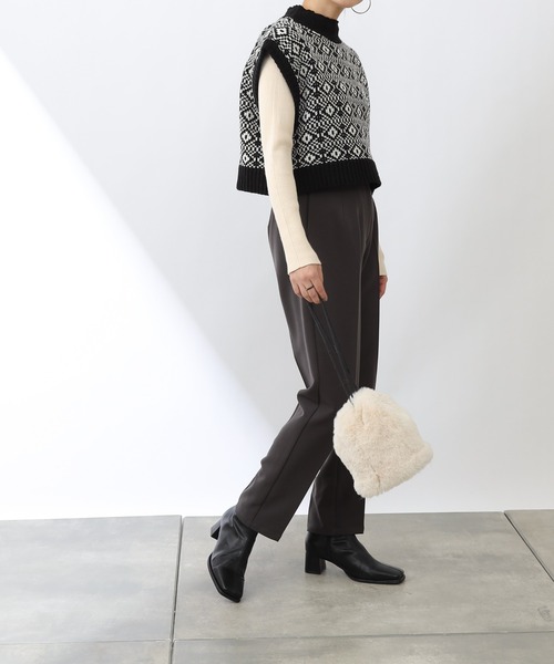 COLONY 2139（コロニートゥーワンスリーナイン）の「バルキージャガードニットハイネックベスト（ベスト・レディース・グリーン/ベージュ/ブラウン/ブラック・FREE）」の17枚目の写真