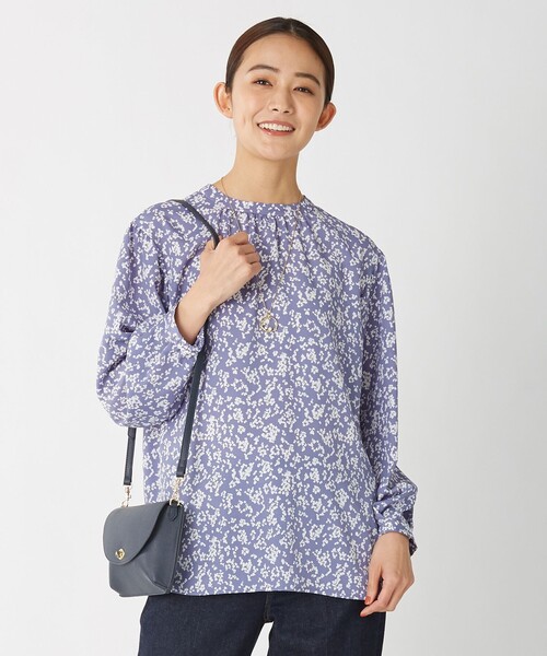 J.PRESS Ladies（J.プレス レディス）の「【洗える】ポリエステルデシンフラワープリント ブラウス（シャツ/ブラウス・レディース・ネイビー系5/ライラック系5・XS）」の2枚目の写真