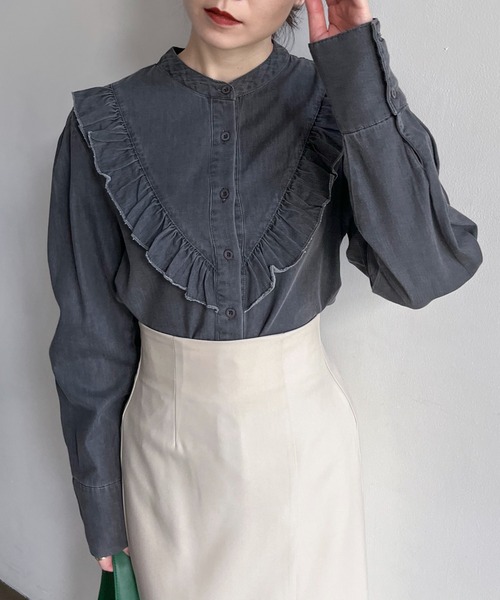 feepur（フェピュール）の「デニムフリルブラウス（シャツ/ブラウス・レディース・ブラック/ネイビー/グレー/オフホワイト・MEDIUM）」の3枚目の写真