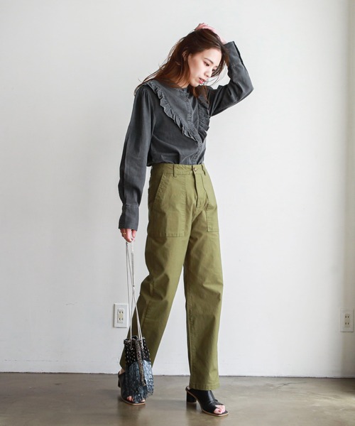 feepur（フェピュール）の「デニムフリルブラウス（シャツ/ブラウス・レディース・ブラック/ネイビー/グレー/オフホワイト・MEDIUM）」の9枚目の写真