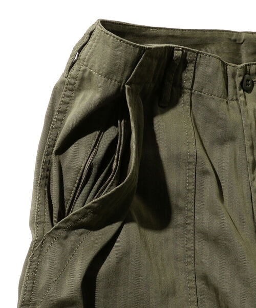BEAMS PLUS（ビームスプラス）の「BEAMS PLUS / ヘリンボーン ミリタリー ユーティリティ ショーツ（その他パンツ・メンズ・チャコールグレー/オリーブ・S/M/XL/L）」の20枚目の写真