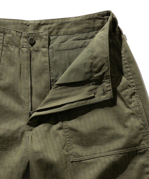 BEAMS PLUS（ビームスプラス）の「BEAMS PLUS / ヘリンボーン ミリタリー ユーティリティ ショーツ（その他パンツ・メンズ・チャコールグレー/オリーブ・S/M/XL/L）」の21枚目の写真