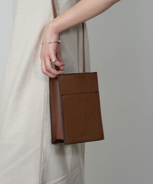 Amiur(エミレ)の「minimum pochette bag(ハンドバッグ・レディース・ブラック/アイボリー/ブラウン/ブルー系・FREE)」の4枚目の写真