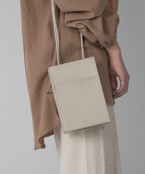 Amiur(エミレ)の「minimum pochette bag(ハンドバッグ・レディース・ブラック/アイボリー/ブラウン/ブルー系・FREE)」の2枚目の写真