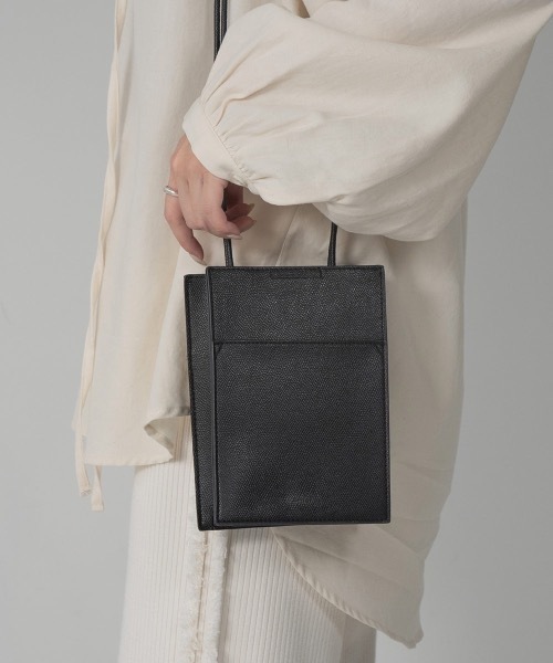 Amiur(エミレ)の「minimum pochette bag(ハンドバッグ・レディース・ブラック/アイボリー/ブラウン/ブルー系・FREE)」の3枚目の写真