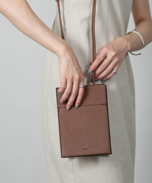 Amiur(エミレ)の「minimum pochette bag(ハンドバッグ・レディース・ブラック/アイボリー/ブラウン/ブルー系・FREE)」の11枚目の写真