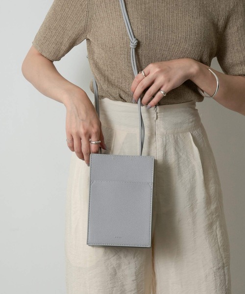 Amiur(エミレ)の「minimum pochette bag(ハンドバッグ・レディース・ブラック/アイボリー/ブラウン/ブルー系・FREE)」の12枚目の写真