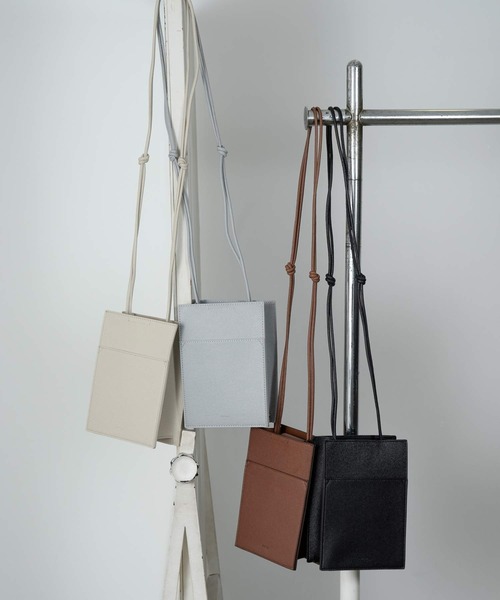 Amiur(エミレ)の「minimum pochette bag(ハンドバッグ・レディース・ブラック/アイボリー/ブラウン/ブルー系・FREE)」の5枚目の写真