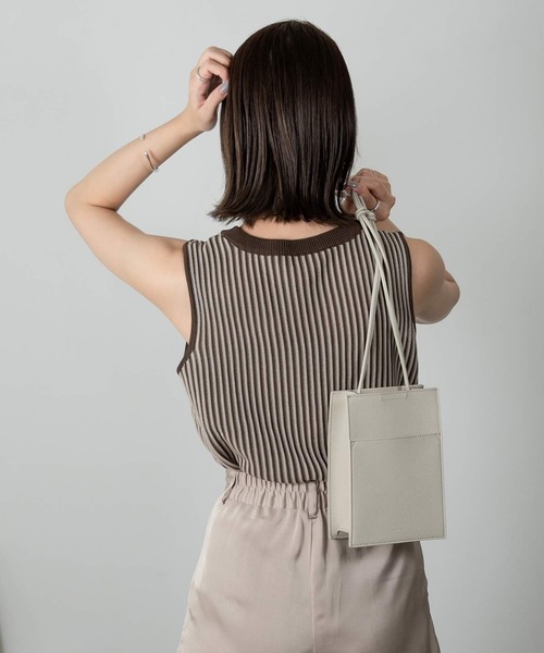 Amiur(エミレ)の「minimum pochette bag(ハンドバッグ・レディース・ブラック/アイボリー/ブラウン/ブルー系・FREE)」の7枚目の写真