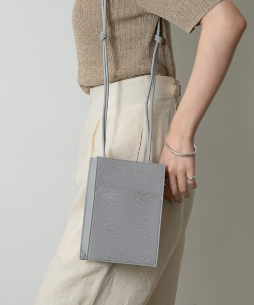 Amiur(エミレ)の「minimum pochette bag(ハンドバッグ・レディース・ブラック/アイボリー/ブラウン/ブルー系・FREE)」の13枚目の写真