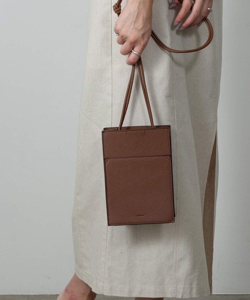 Amiur(エミレ)の「minimum pochette bag(ハンドバッグ・レディース・ブラック/アイボリー/ブラウン/ブルー系・FREE)」の10枚目の写真