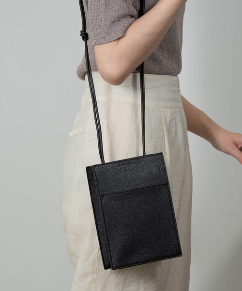 Amiur(エミレ)の「minimum pochette bag(ハンドバッグ・レディース・ブラック/アイボリー/ブラウン/ブルー系・FREE)」の9枚目の写真