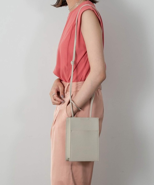Amiur(エミレ)の「minimum pochette bag(ハンドバッグ・レディース・ブラック/アイボリー/ブラウン/ブルー系・FREE)」の17枚目の写真