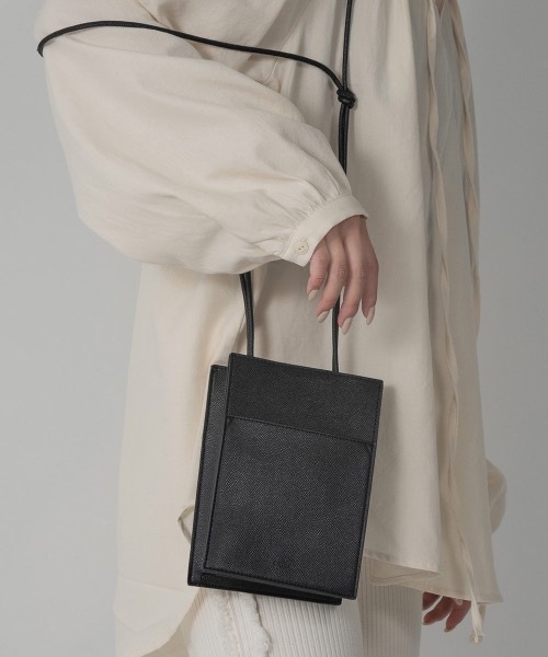 Amiur(エミレ)の「minimum pochette bag(ハンドバッグ・レディース・ブラック/アイボリー/ブラウン/ブルー系・FREE)」の14枚目の写真