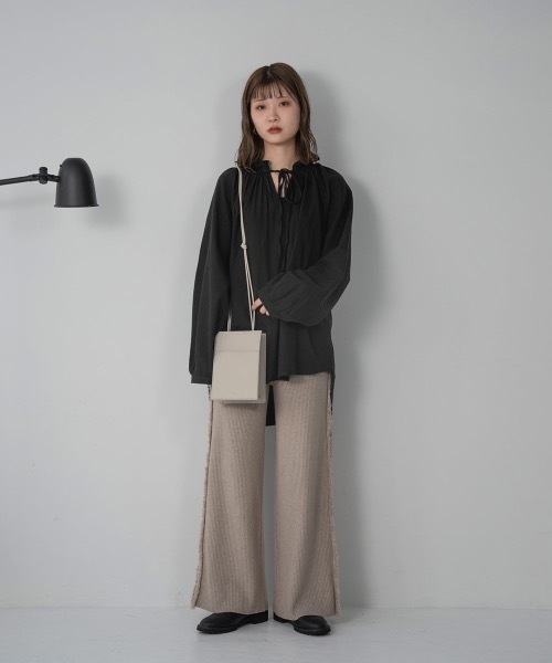 Amiur(エミレ)の「minimum pochette bag(ハンドバッグ・レディース・ブラック/アイボリー/ブラウン/ブルー系・FREE)」の16枚目の写真