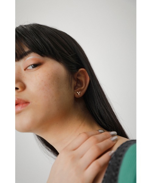 AZUL by moussy(アズールバイマウジー)の「PETIT INITIAL EARRINGS/プチイニシャルピアス(ピアス(両耳用)・レディース・その他3/その他2/マルチ・FREE)」の1枚目の写真