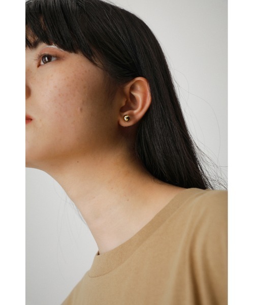 AZUL by moussy(アズールバイマウジー)の「PETIT INITIAL EARRINGS/プチイニシャルピアス(ピアス(両耳用)・レディース・その他3/その他2/マルチ・FREE)」の2枚目の写真