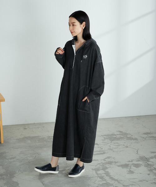 ONIGIRI（オニギリ）の「デニム　ビッグパーカワンピース（ワンピース・レディース・ネイビー/チャコール・FREE）」の3枚目の写真