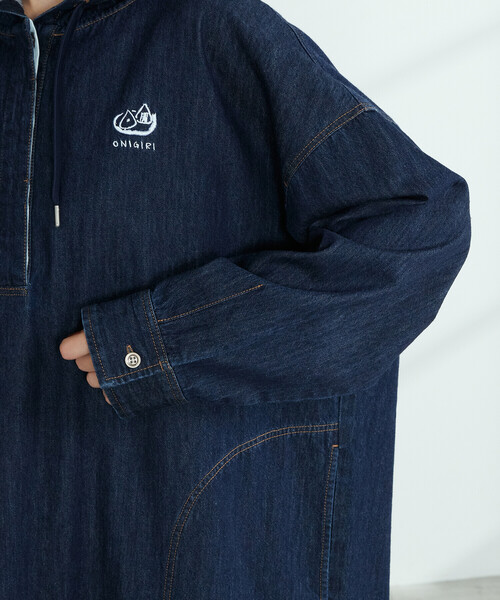 ONIGIRI（オニギリ）の「デニム　ビッグパーカワンピース（ワンピース・レディース・ネイビー/チャコール・FREE）」の13枚目の写真