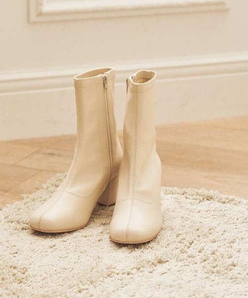 mysty woman（ミスティウーマン）の「レディライクショートブーツ 350713（ブーツ・レディース・ブラック/ブラウン/アイボリー・MEDIUM/LARGE）」の2枚目の写真