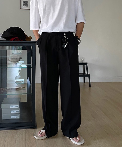 ASCLO(エジュクロ)の「ASCLO Pleddy Nibus Two Tuck Side Banding Slacks(スラックス・メンズ・ブラック/ベージュ/カーキ/グリーン・SMALL/MEDIUM/LARGE/X-SMALL)」の2枚目の写真