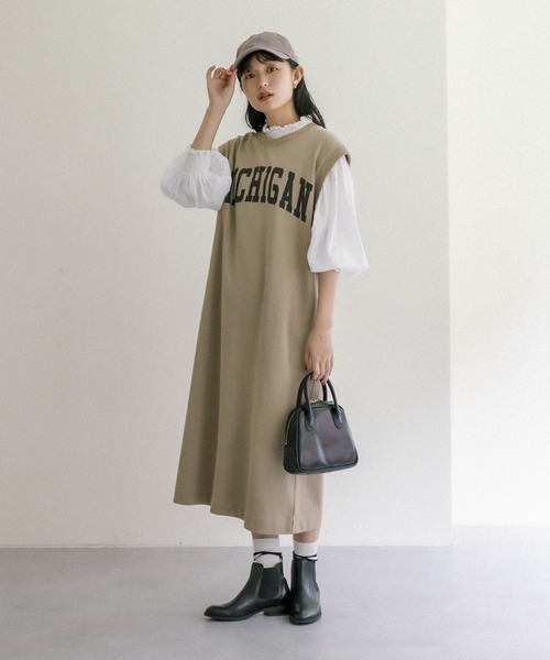 PUAL CE CIN（ピュアルセシン）の「裏毛カレッジロゴノースリーワンピース（ワンピース・レディース・チャコールグレー/ベージュ・FREE）」の2枚目の写真