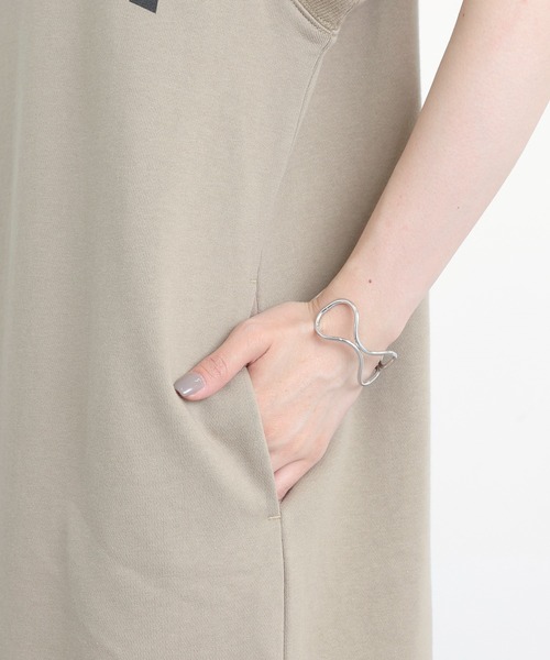 PUAL CE CIN（ピュアルセシン）の「裏毛カレッジロゴノースリーワンピース（ワンピース・レディース・チャコールグレー/ベージュ・FREE）」の18枚目の写真