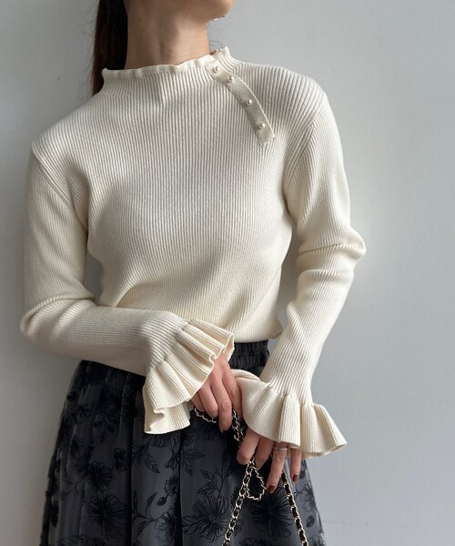 couture brooch(クチュールブローチ)の「◆【プチプラ!コーデに華を添える1枚】フリルリブニット(ニット/セーター・レディース・オフホワイト/ブラック/ライトグレー/ライトグリーン・38/34/42)」の5枚目の写真