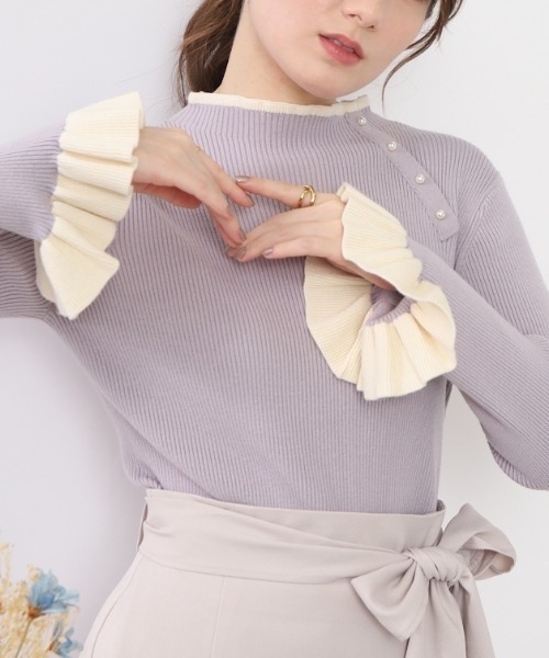 couture brooch(クチュールブローチ)の「◆【プチプラ!コーデに華を添える1枚】フリルリブニット(ニット/セーター・レディース・オフホワイト/ブラック/ライトグレー/ライトグリーン・38/34/42)」の3枚目の写真