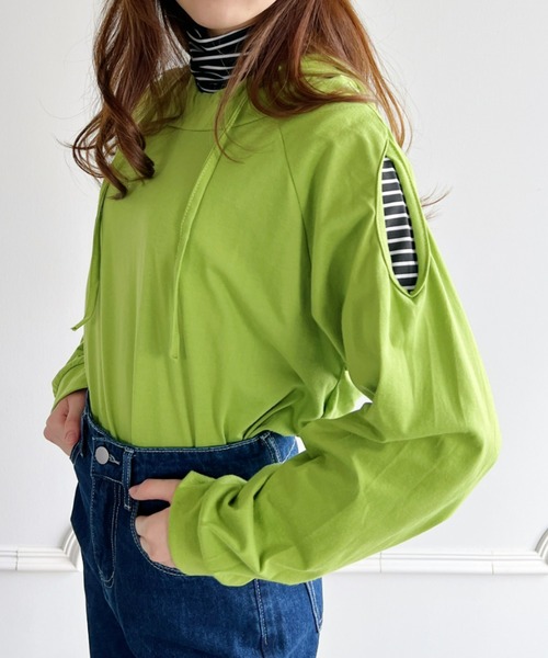 Loueme(ルエム)の「オープンショルダーカットソートップス(Tシャツ/カットソー・レディース・ブラック/グレー/ホワイト/ライトグリーン・FREE)」の4枚目の写真
