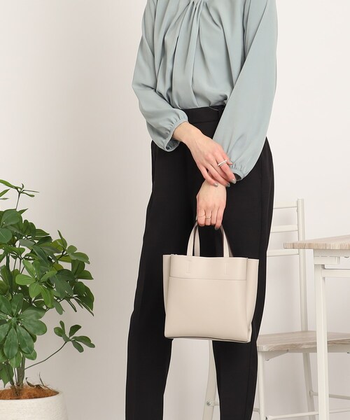 SHOO・LA・RUE（シューラルー）の「◆【取り外し可能なショルダーベルト付き】ふわっと軽い スクエア トートバッグ（トートバッグ・レディース・イエロー/グレー/アイボリー系4/ブラック・00）」の15枚目の写真