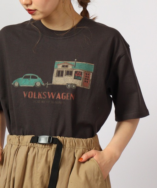 Volkswagen(フォルクスワーゲン)の「VOLKS WAGEN プリントクルーネック半袖Tシャツ(Tシャツ/カットソー・メンズ・オレンジ/チャコールグレー/カーキ/ホワイト/イエロー/ホワイト系その他/ライトブルー/モカ・L/XL/S/M)」の3枚目の写真
