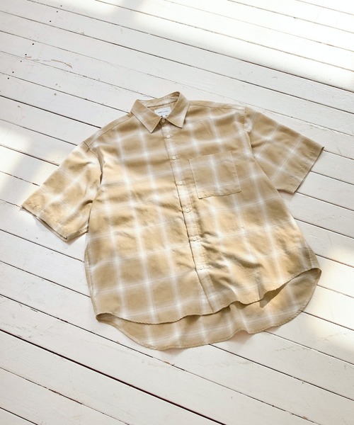 EMMA CLOTHES(エマクローズ)の「オーバーサイズ スモーキーオンブレチェック レギュラーカラーS/Sシャツ EMMA CLOTHES(シャツ/ブラウス・メンズ・ホワイト系/グレー系/ベージュ系/ブルー系・M/L)」の15枚目の写真