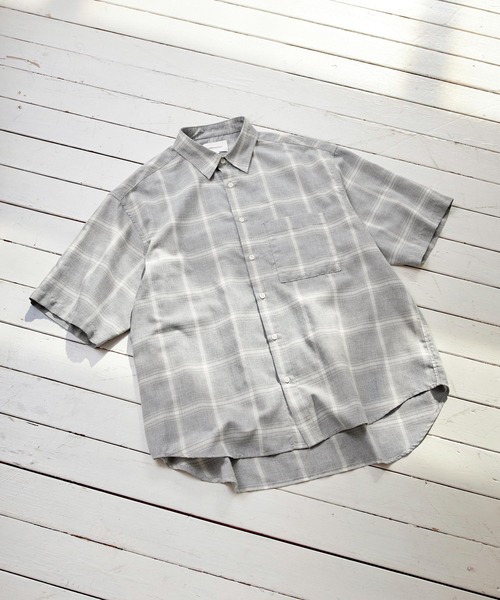 EMMA CLOTHES(エマクローズ)の「オーバーサイズ スモーキーオンブレチェック レギュラーカラーS/Sシャツ EMMA CLOTHES(シャツ/ブラウス・メンズ・ホワイト系/グレー系/ベージュ系/ブルー系・M/L)」の14枚目の写真