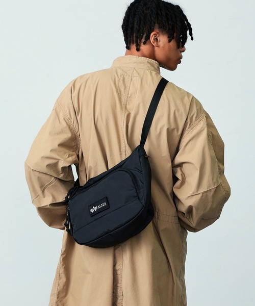 Alpha Industries（アルファインダストリーズ）の「ラウンドショルダーバッグ（ショルダーバッグ・メンズ・オリーブ/ブラック・FREE）」の4枚目の写真