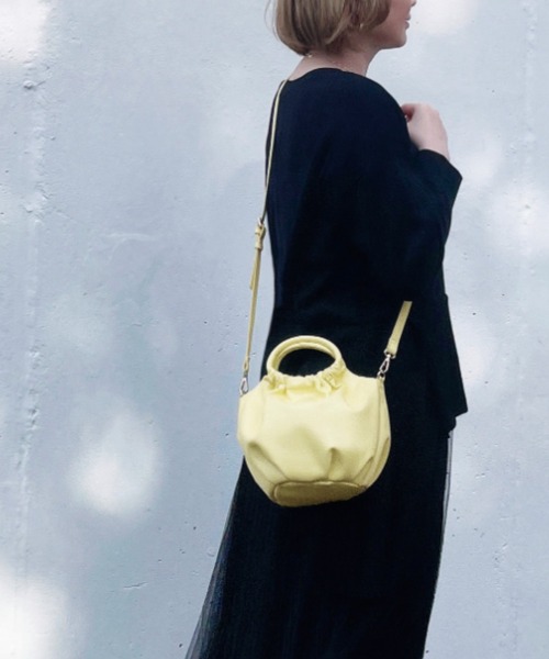 ROOTOTE(ルートート)の「ルートート/柔らかなフォルムにクシュっとアクセントの効いたトート LT.ベビールー.クランプリー-A(ショルダーバッグ・レディース・マジェンタ/サンドベージュ/イエロー/ブラック・FREE)」の4枚目の写真