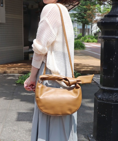 MIAN （ミアン）の「ツイストハンドル2wayショルダーバッグ（ショルダーバッグ・レディース・アイボリー/ブラウン/サックスブルー/ブラック・FREE）」の3枚目の写真