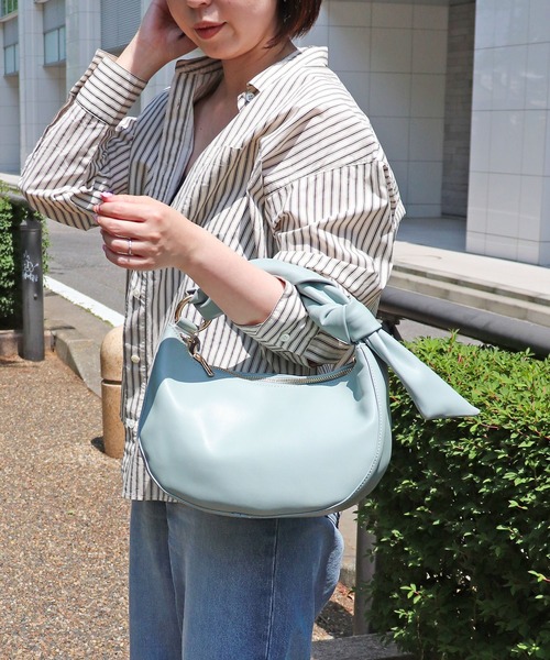 MIAN （ミアン）の「ツイストハンドル2wayショルダーバッグ（ショルダーバッグ・レディース・アイボリー/ブラウン/サックスブルー/ブラック・FREE）」の4枚目の写真