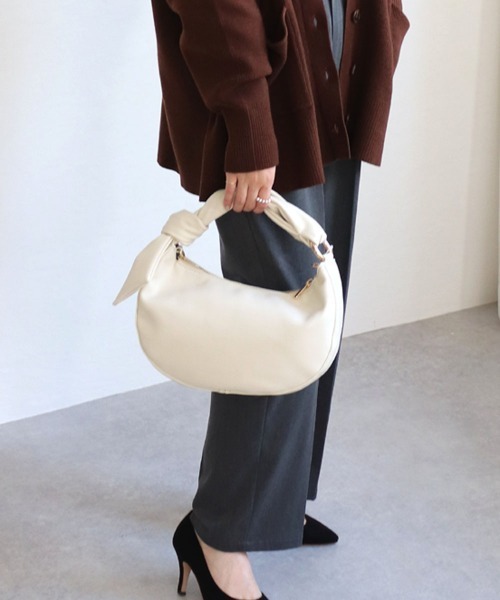 MIAN （ミアン）の「ツイストハンドル2wayショルダーバッグ（ショルダーバッグ・レディース・アイボリー/ブラウン/サックスブルー/ブラック・FREE）」の9枚目の写真