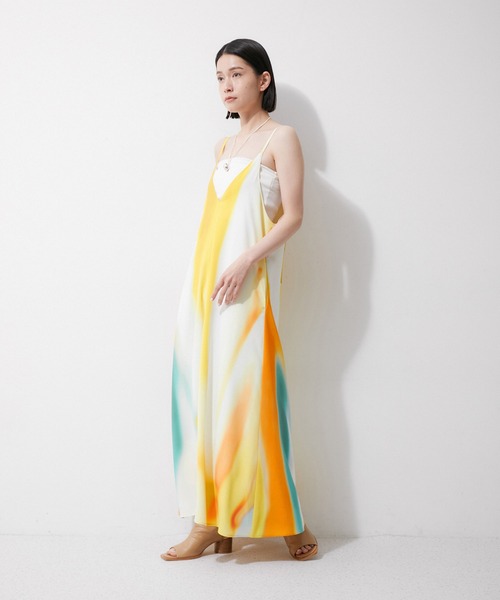 ADAM ET ROPE'（アダムエロペ）の「【サステナブル】バックストラップキャミワンピース（ワンピース・レディース・スミクロ/イエロー系その他2・FREE）」の6枚目の写真