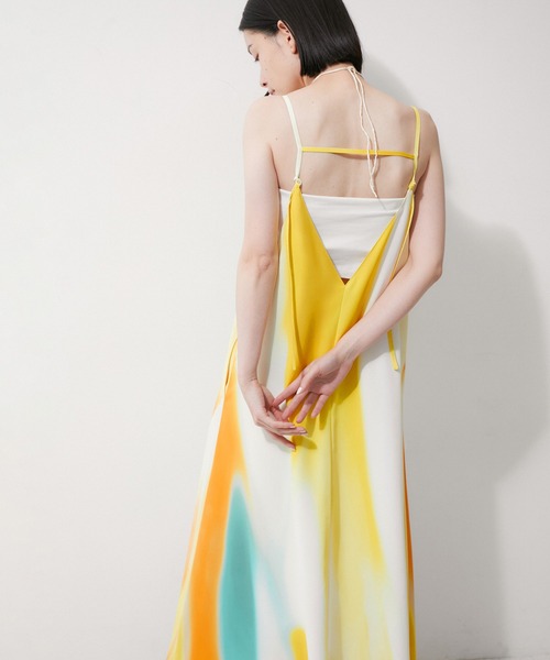 ADAM ET ROPE'（アダムエロペ）の「【サステナブル】バックストラップキャミワンピース（ワンピース・レディース・スミクロ/イエロー系その他2・FREE）」の10枚目の写真