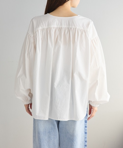 PUAL CE CIN（ピュアルセシン）の「タイプライタースキッパーブラウス（シャツ/ブラウス・レディース・グレイッシュベージュ/オフホワイト・FREE）」の17枚目の写真