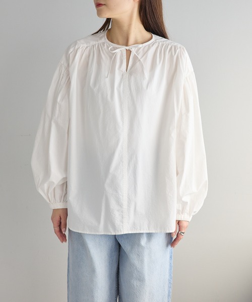 PUAL CE CIN（ピュアルセシン）の「タイプライタースキッパーブラウス（シャツ/ブラウス・レディース・グレイッシュベージュ/オフホワイト・FREE）」の21枚目の写真