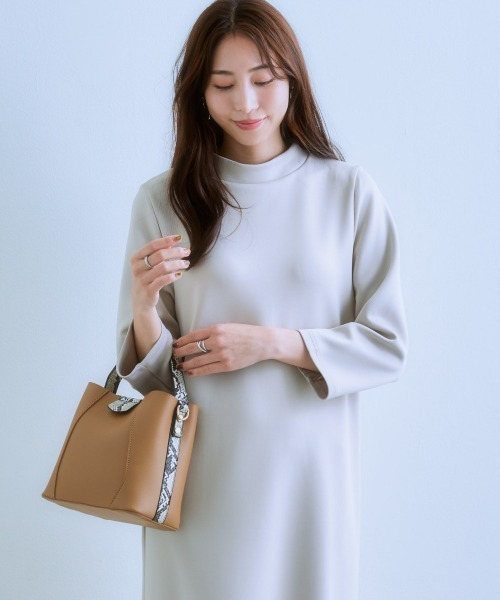 7days Life Styling(セブンデイズライフスタイリング)の「後パールビジューワンピース(きれいめダンボール素材)(ワンピース・レディース・グレイッシュベージュ/ブラック・S/M/L/LL)」の3枚目の写真