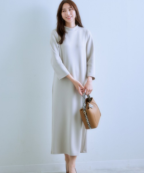 7days Life Styling(セブンデイズライフスタイリング)の「後パールビジューワンピース(きれいめダンボール素材)(ワンピース・レディース・グレイッシュベージュ/ブラック・S/M/L/LL)」の4枚目の写真