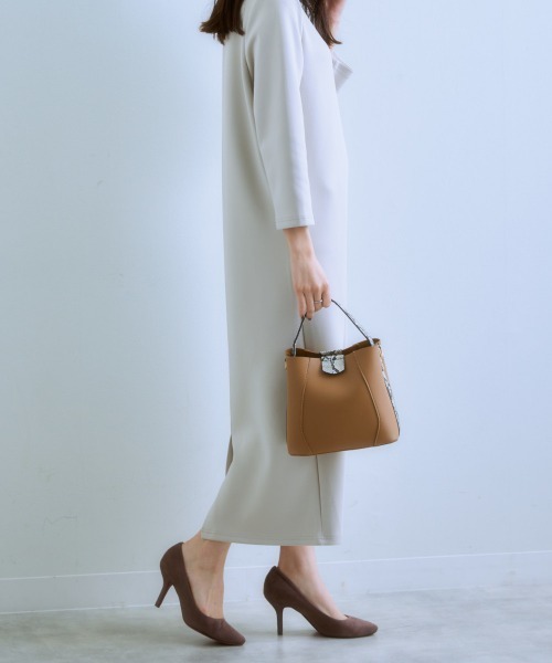 7days Life Styling(セブンデイズライフスタイリング)の「後パールビジューワンピース(きれいめダンボール素材)(ワンピース・レディース・グレイッシュベージュ/ブラック・S/M/L/LL)」の6枚目の写真