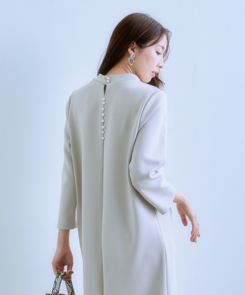 7days Life Styling(セブンデイズライフスタイリング)の「後パールビジューワンピース(きれいめダンボール素材)(ワンピース・レディース・グレイッシュベージュ/ブラック・S/M/L/LL)」の5枚目の写真