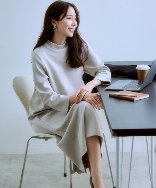 7days Life Styling(セブンデイズライフスタイリング)の「後パールビジューワンピース(きれいめダンボール素材)(ワンピース・レディース・グレイッシュベージュ/ブラック・S/M/L/LL)」の7枚目の写真