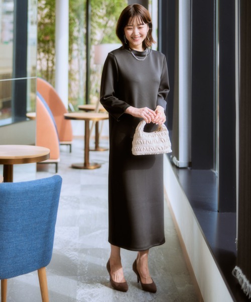 7days Life Styling(セブンデイズライフスタイリング)の「後パールビジューワンピース(きれいめダンボール素材)(ワンピース・レディース・グレイッシュベージュ/ブラック・S/M/L/LL)」の12枚目の写真
